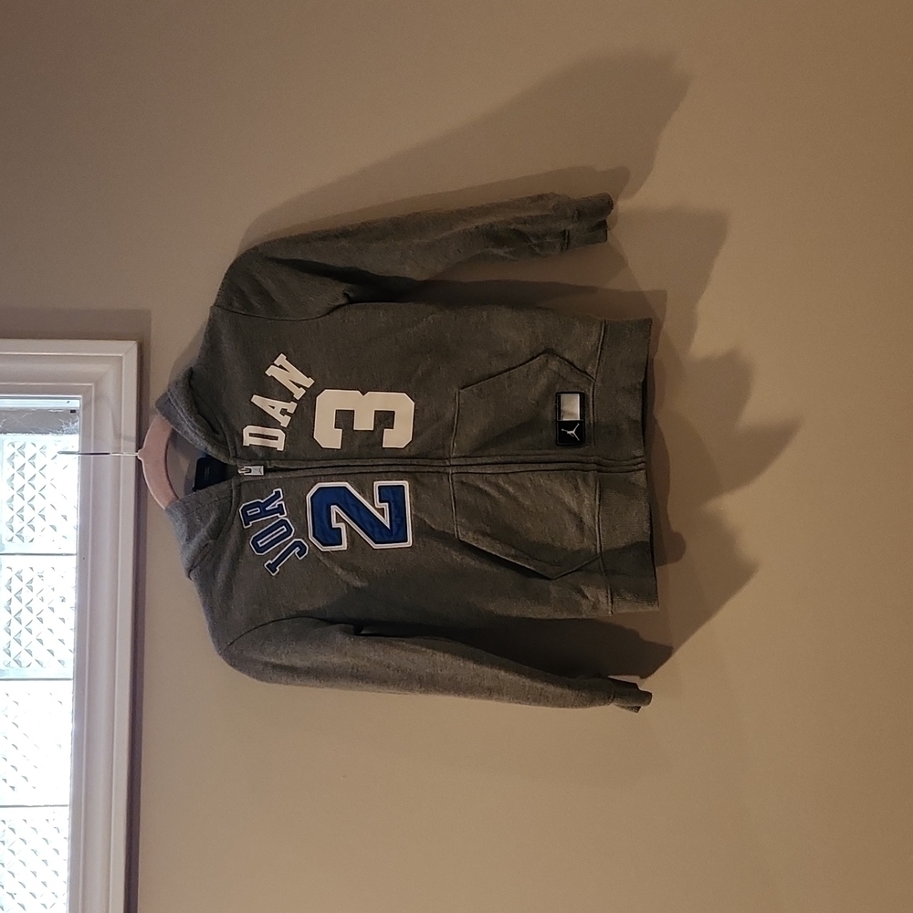 Boys sz 6 Jordan zip up hoodie